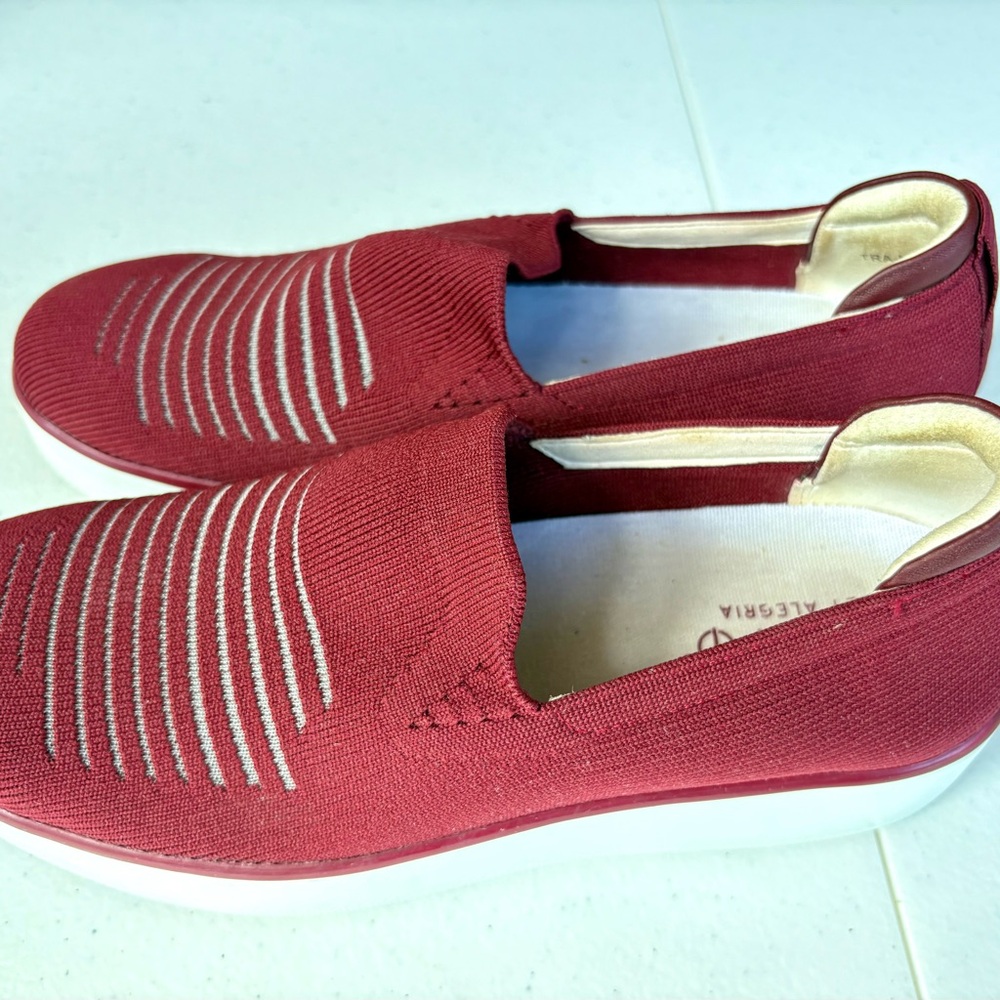 Traq by Alegria Burgundy Mystiq Peeps Platform Slip-On Sneakers Sz 37, 7-7.5 - Picture 9 of 16